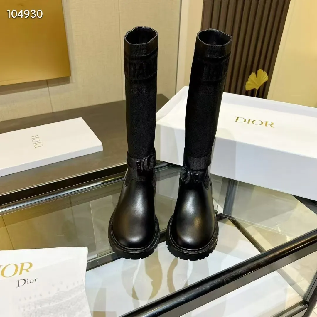 👟👟Ex-factory price 560👟👟 Dior color-blocking new boots for autumn and winter, the latest electric embroidery color-blocking letter logo for autumn and winter, round-toe high-top knight boots for women, Material: first-layer cowhide stitched with electric embroidery fabric, sheepskin lining for feet, original molded TPU outsole Size: 35-40 yards